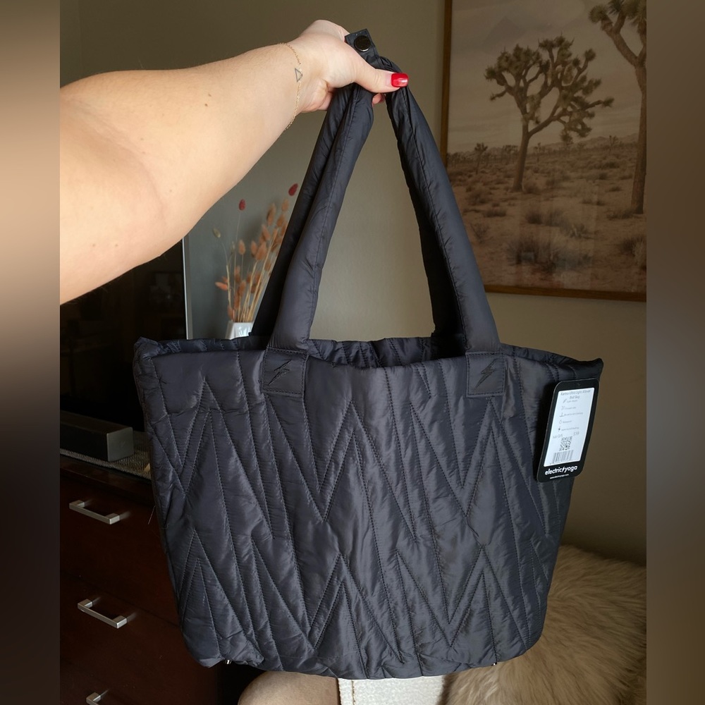{Electric Yoga} ⚡️karma ultra light all over bolt bag / puffer bag